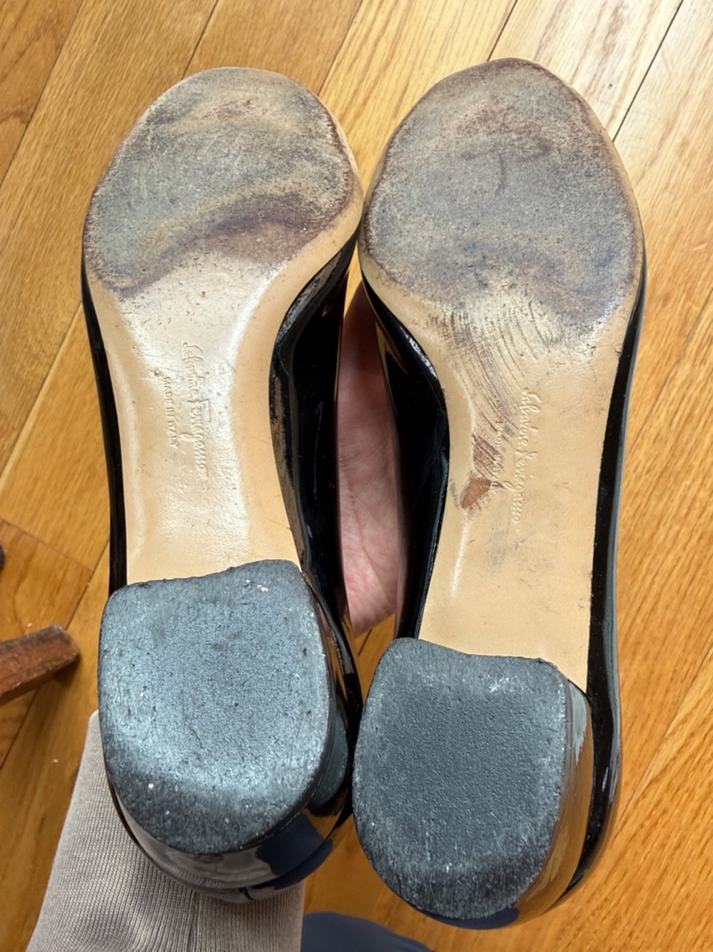 Ferragamo Vara Bow Pump - Picture 8 of 9